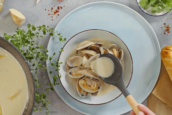 Готовых моллюсков переложить в тарелку для подачи.