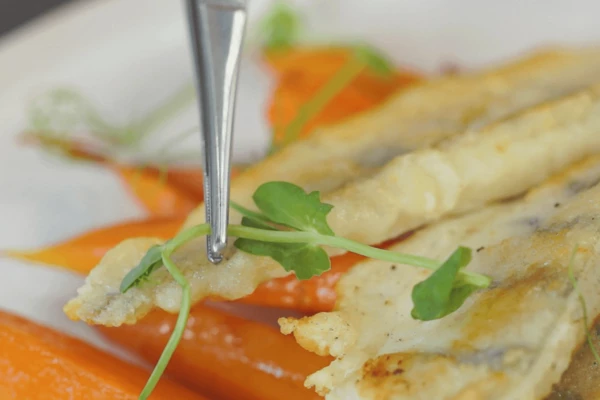 Полить соком лайма. Оформить микрозеленью.
