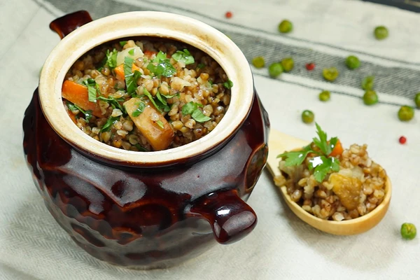 Готовую гречку с овощами украсить мелко нарезанной зеленью.