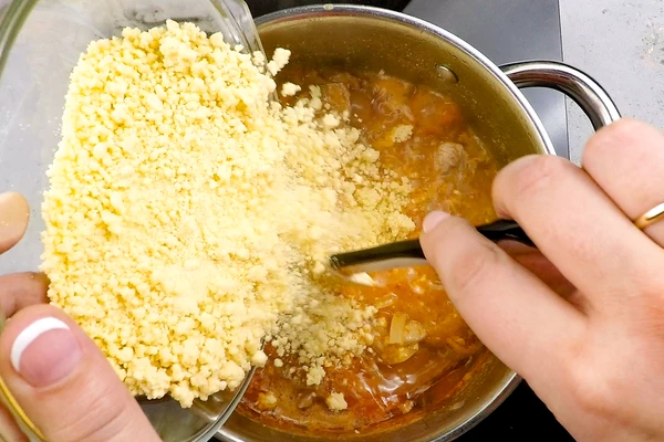 Всыпать пасту, посолить. Варить еще минут 15, постоянно помешивая, чтобы не пригорело и не прилипло к стенкам.