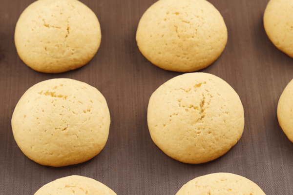 Поставить в разогретую до 180С духовку на 10-15 минут. Печенье должно приготовиться, но, не пересушиться.