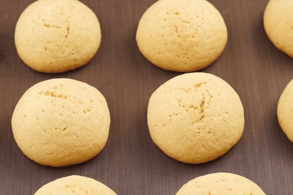 Поставить в разогретую до 180С духовку на 10-15 минут. Печенье должно приготовиться, но, не пересушиться.