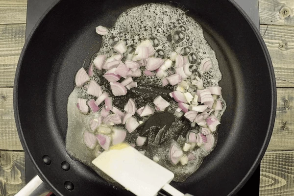 На среднем огне обжарить лук.