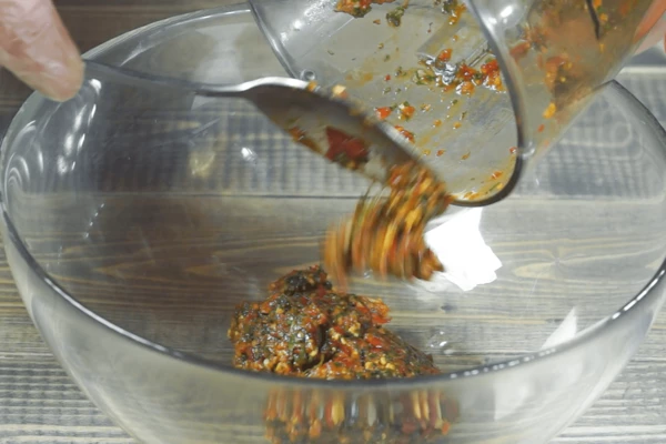 Переложить в глубокую миску.