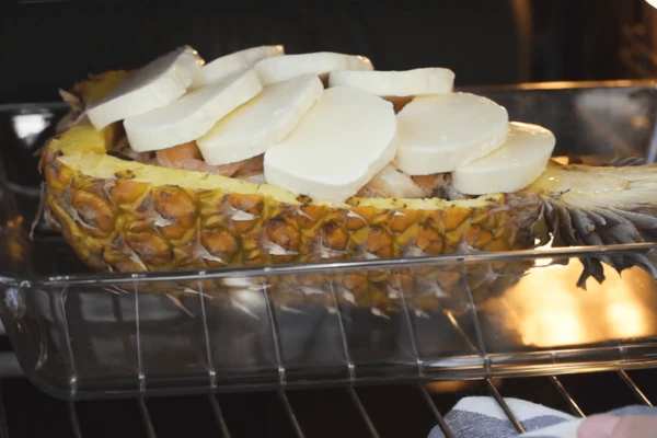 Поставить запекаться в предварительно разогретую до 180°С духовку на 15 минут.