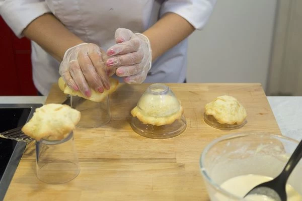 Выпекать в разогретой духовке до золотистого цвета. Затем быстро снять еще горячие кружки и сформировать в виде корзиночек с помощью формы или простого стакана.