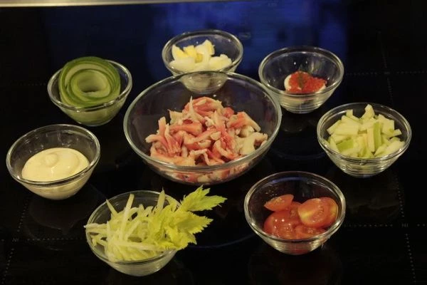 Мясо краба разморозить естественным путем на нижней полке холодильника на дренаже. Очистить от панциря, обсушить бумажным полотенцем. Нарезать соломкой.