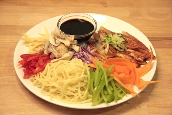 Шампиньоны режем на 4 части, перец и лук - соломкой. Морковь нарезаем пластинками. Чеснок мелко рубим.