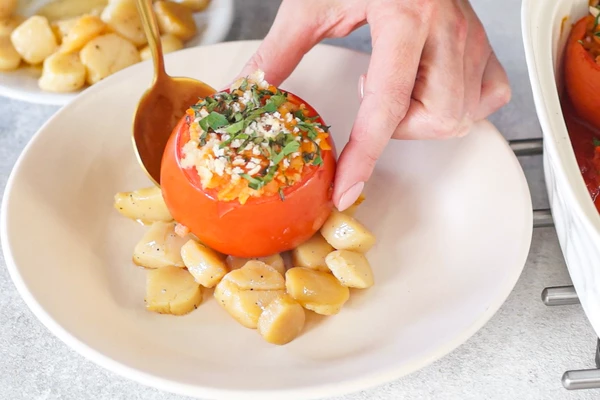 Готовый гребешок выложить на тарелку, сверху на него выложить томат.