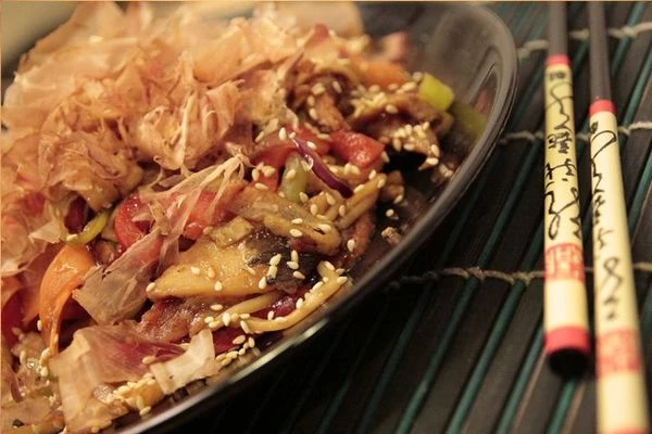 Угорь нарезанный размораживаем. Самое время сделать омлетный блинчик "Япончик", который добавит блюду дополнительный нежный вкус и питательность.