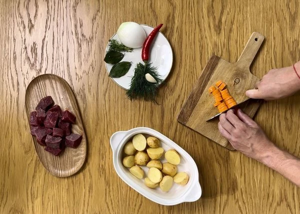 Морковь очистить, нарезать.