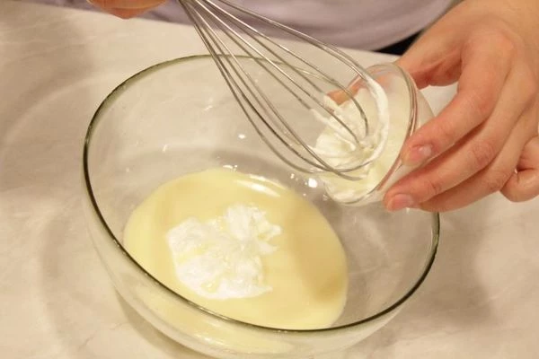 Смешать сгущенное молоко, яйца, сахар, сметану.