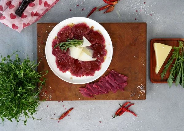 Достать из морозилки , дать постоять пару минут при комнатной температуре. Оформить слайсами пармезана и рукколой. Приятного аппетита!