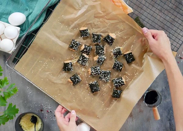 Выложить на пергамент. Посыпать кунжутом. Выпекать в разогретой до 200 градусов духовке 7 минут. 