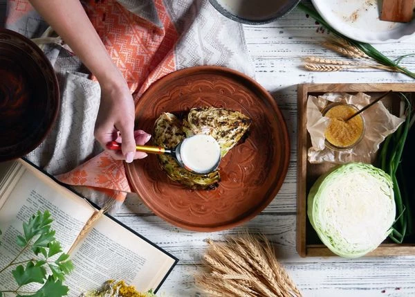 Готовую капусту переложить на тарелку, полить соусом.