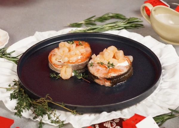 Сверху выложить креветки. Приятного аппетита!
