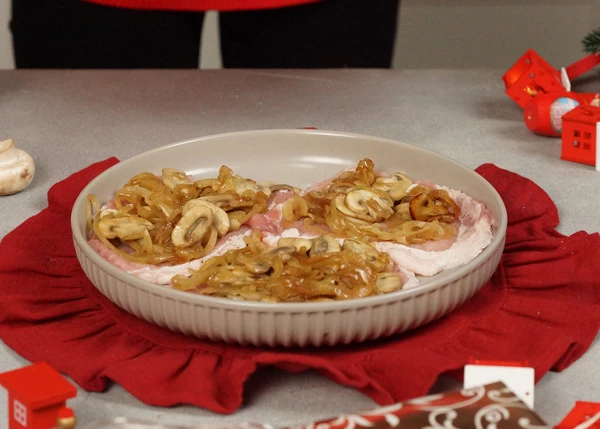 В форму для запекания выложить мясо, посолить и поперчить. Сверху грибы с луком.