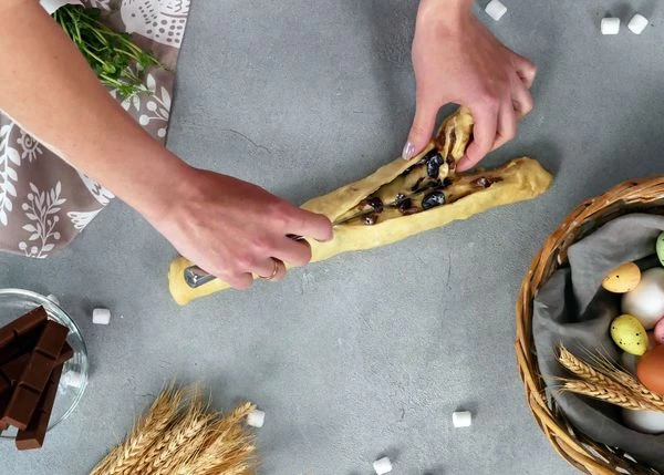 Разрезать рулет пополам, не дорезая до конца с одной стороны.