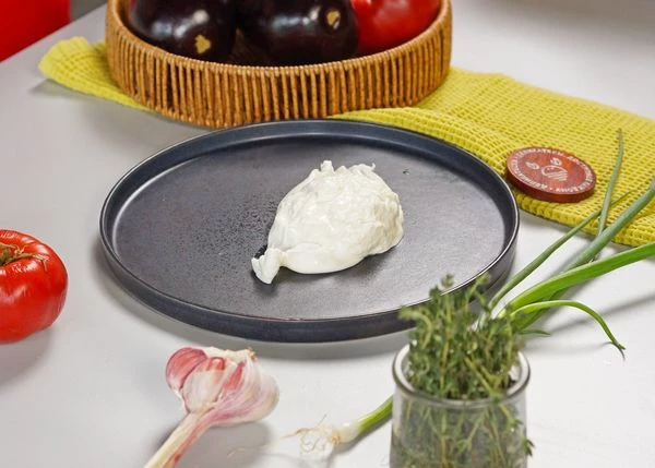 На тарелку для подачи выложить буррату, аккуратно разорвать ее.