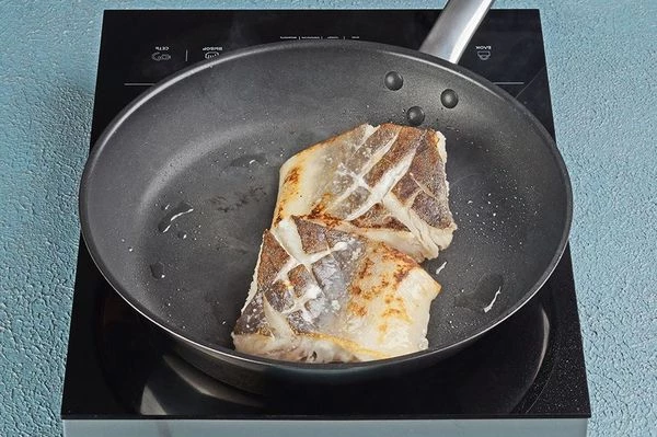 Обжарить на хорошо разогретой с растительным маслом сковороде. сначала кожей вниз 1,5-2 минуты, до румяной корочки.