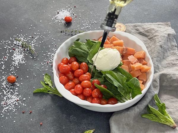 Посыпать чесноком, посолить, сбрызнуть маслом.