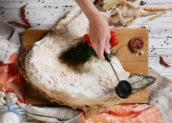 Поддеть солевую корочку ножом или разбить молотком и снять. Очистить оставшуюся соль.