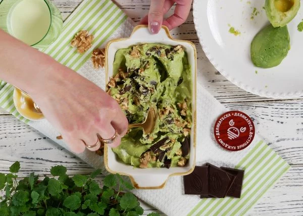 Перемешать. Убрать в морозилку на 4 часа. 