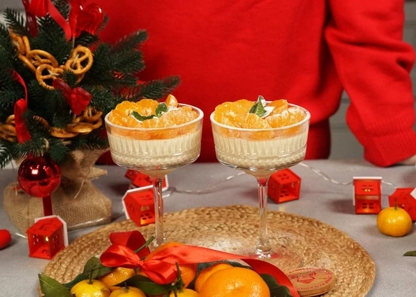 При подаче оформить очищенными мини мандаринами и сахарной пудрой. Приятного аппетита!
