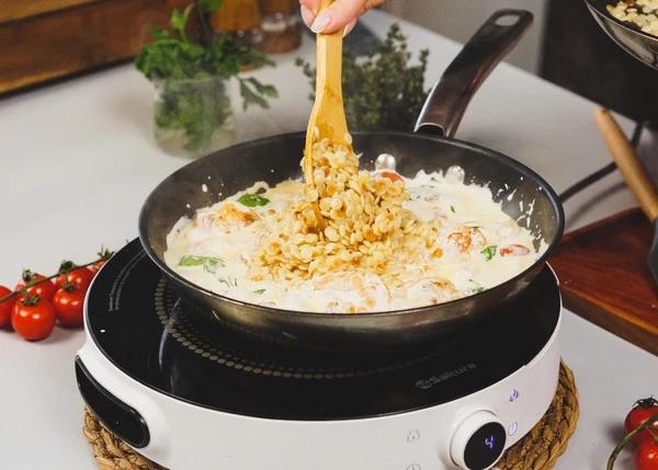 Добавить готовый птитим, перемешать, готовить пару минут. 