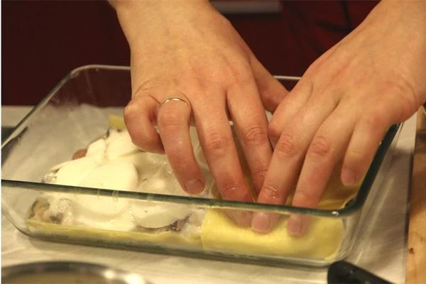 Укрываем все листами лазаньи. Затем еще слой морепродуктов, соус Бешамель, слой сыра. Снова укрываем все листами теста. И снова слой морепродуктов, слой соуса Бешамель, слой сыра. Сверху укрываем оставшимися листами лазаньи. Немного соуса Бешамель наверх и оставшийся сыр. Практически готово.