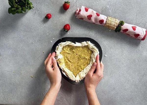 На них выложить начинку. Края завернуть внутрь, смазать желтком. Выпекать в разогретой до 180 градусов духовке в течение 25 минут. 