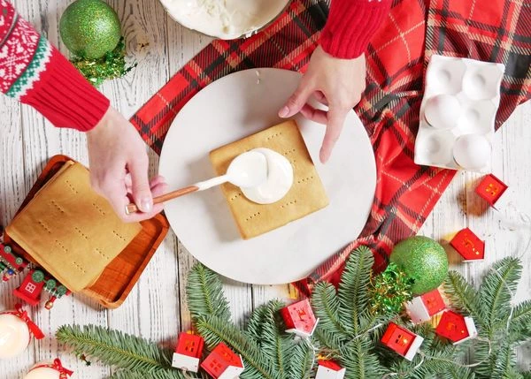 Остывшие коржи смазать кремом. Выложить 15 коржей один на другой.