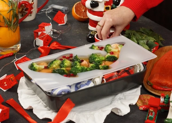 Выложить клюкву. Убрать в холодильник на 8-12 часов. 