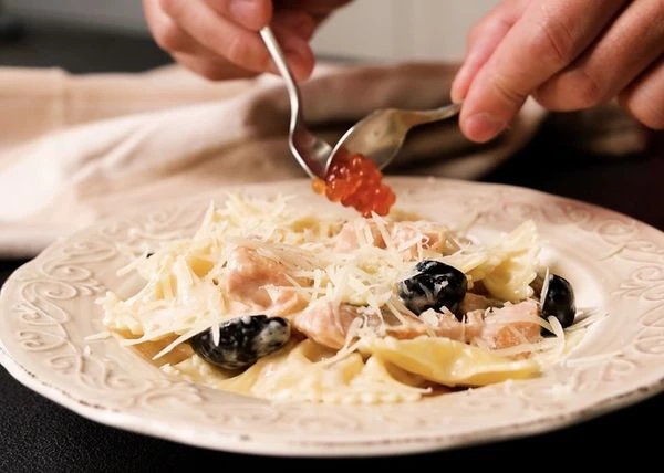 При подаче оформить пасту, тертым пармезаном, красной икрой и веточкой базилика. 