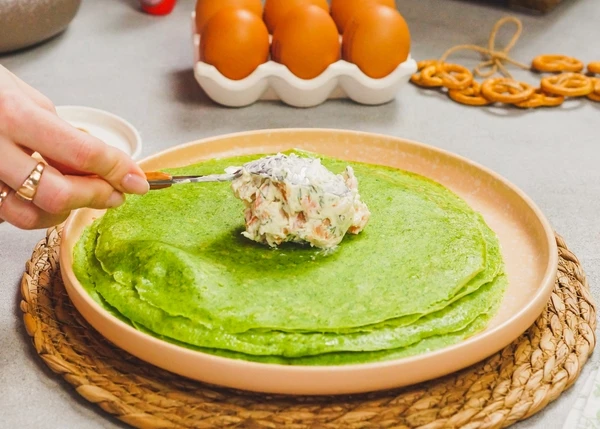 В центр блинчика выложить начинку.