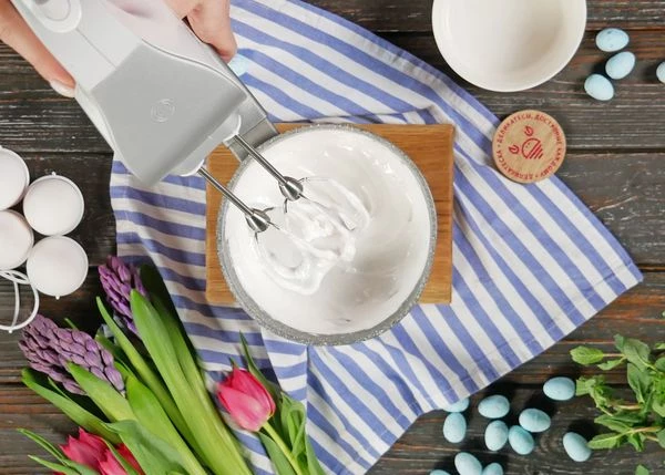 Взбивать миксером на высокой скорости 2-5 минут до густой консистенции и белого цвета. 