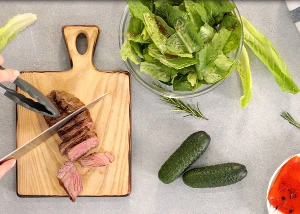 Дать стейку "отдохнуть” 2-3 минуты, нарезать на слайсы.
