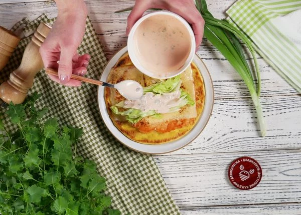 В центр питы выложить нарезанный салат, полить соусом.