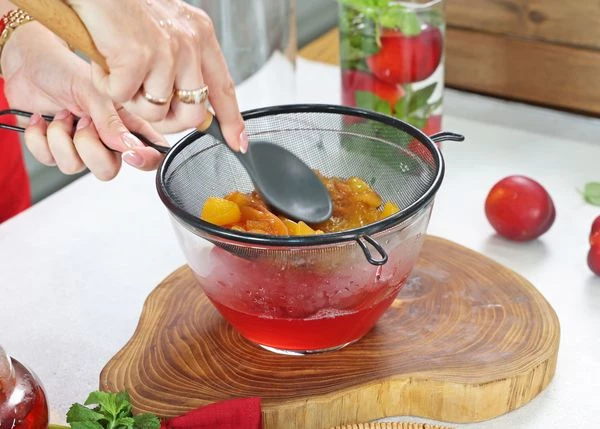 Остудить, процедить и протереть через сито.