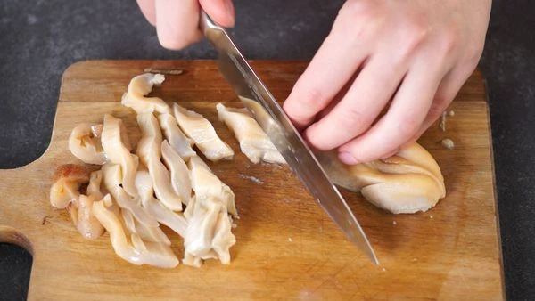 Подготовленное тело гуидака нарезать слайсами. Раковину хорошо вымыть, обсушить.


