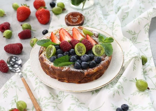 Дать остыть, переложить на блюдо для подачи. Оформить сахарной пудрой, свежими ягодами по сезону и мятой. Приятного аппетита!
