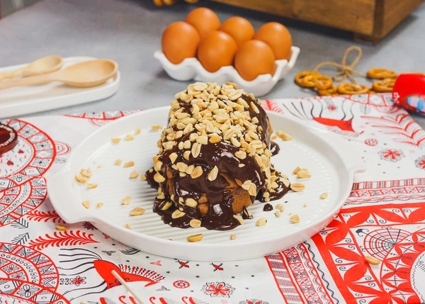 Шоколад растопить на водяной бане или Свч (импульсами по 15 секунд). Полить рулет растопленным шоколадом. Посыпать измельченным арахисом.