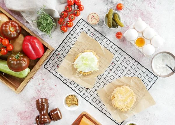 Затем нарезанный салат и ломтик помидора.