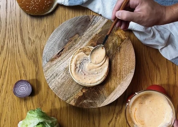 Намазать соусом бургерные булки.