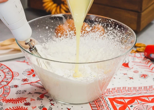 Для начинки взбить до плотных пиков сливки, ввести сгущенку, перемешать. 
