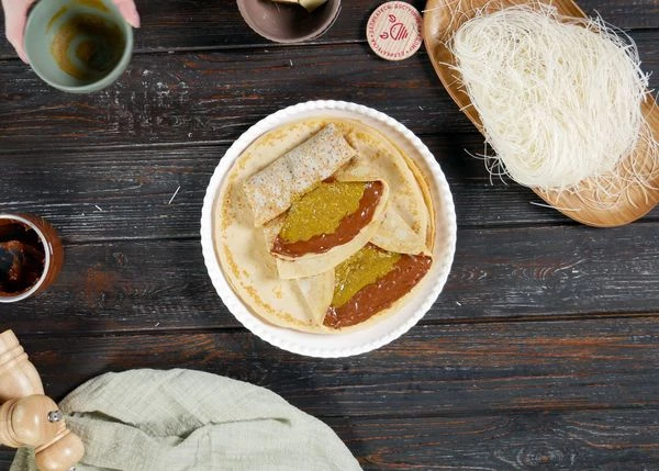 Свернуть блинчик. Повторить со вторым. Приятного аппетита!
