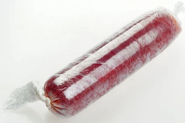 С краю полоской выложить творожный крем, завернуть в плотный рулет. Положить в холодильник на 7-10 минут.