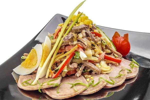 Выложить готовый салат горкой на тарелку или в порционную вазочку. Украсить зеленью.