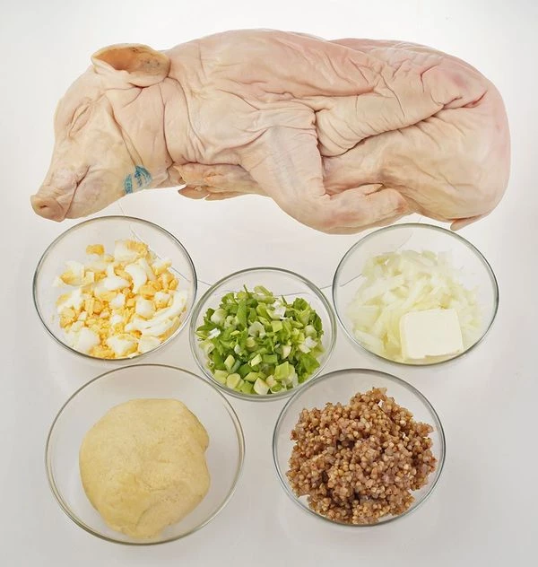 Поросенка разморозить естественным способом на нижней полке холодильника, промыть под проточной водой, обсушить бумажными полотенцами. Натереть внутри и снаружи смесью соли и перца. Дайте постоять 15-20 минут.