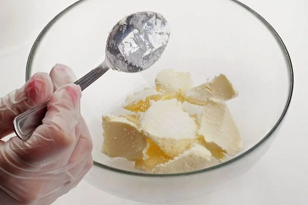 Приготовить тесто: в размягченное масло добавить соль.